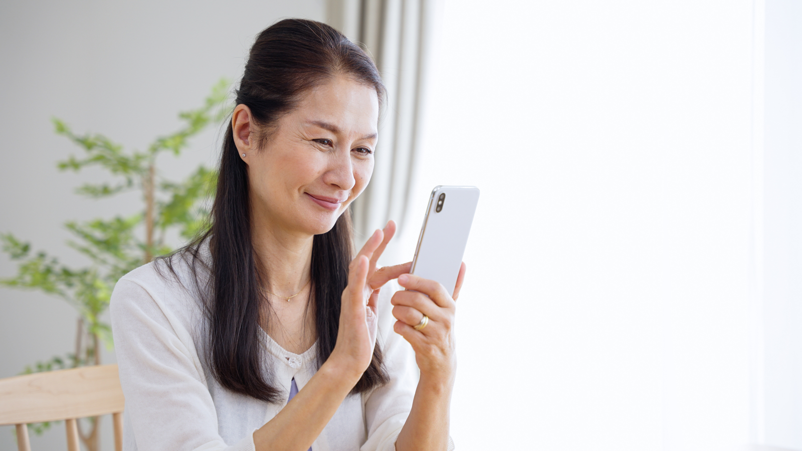 着物買取をスマホで検索する女性